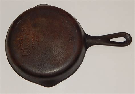 Please look over photos as they are part of the description. . Wagner ware sidney cast iron